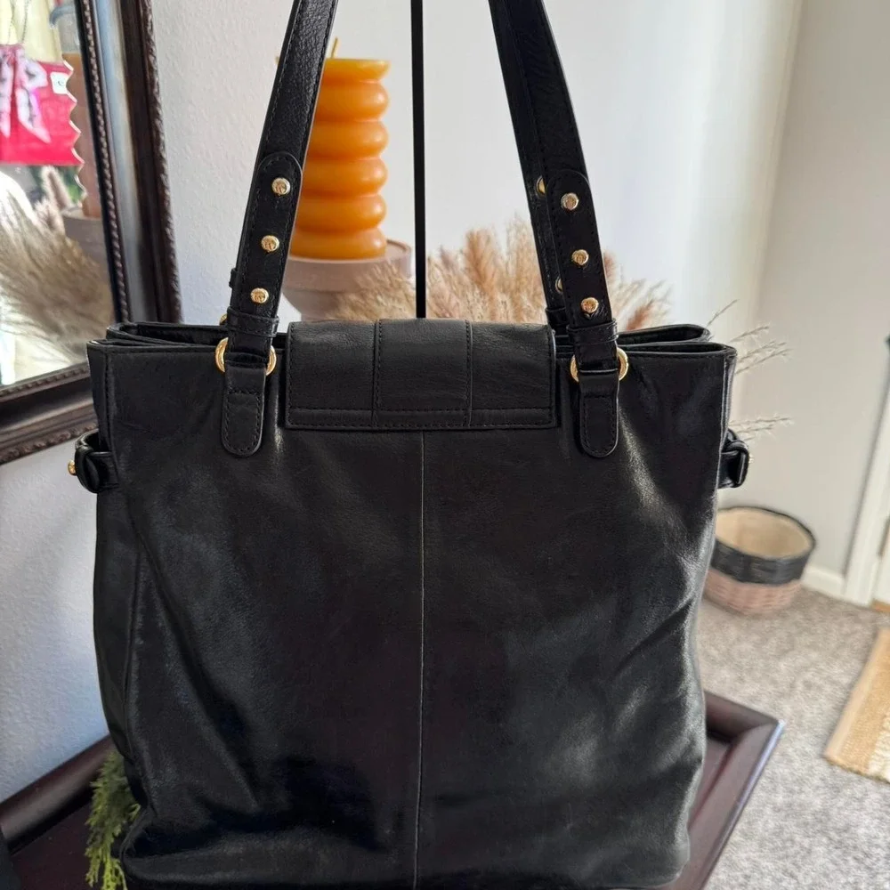 Badgley Mischka leather shoulder bag.‎